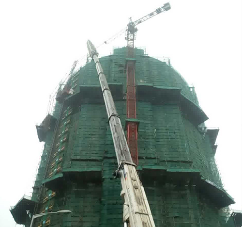 故城吊车在工地上作业